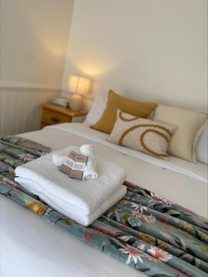 Honeysuckle Cottages Станторп Екстериор снимка