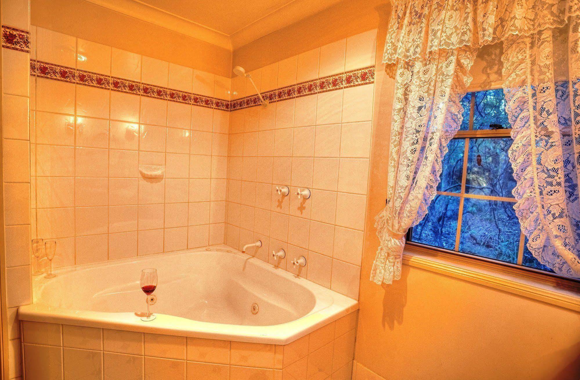 Honeysuckle Cottages Станторп Екстериор снимка